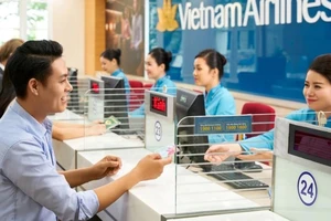 Giao dịch tại quầy dịch vụ của Vietnam Airlines. (Ảnh: nhandan.vn)