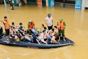 Các lực lượng quân đội, công an tham gia cứu dân khỏi vùng ngập lũ nguy hiểm.