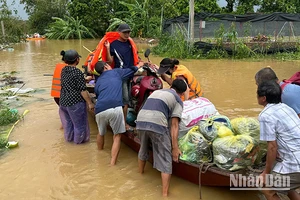 13 giờ ngày 10/9/2024, lực lượng chức năng hỗ trợ đưa người dân, tài sản tại khu vực ngập lụt ven sông Hồng thuộc phường Yên Phụ, quận Tây Hồ đến khu vực an toàn. (Ảnh: THỦY NGUYÊN)