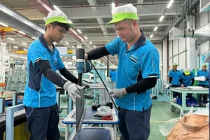 Công nhân Công ty TNHH LS Electric Việt Nam (Khu công nghiệp Yên Phong mở rộng) vẫn bảo đảm sản xuất sau mưa lũ. (Ảnh: nhandan.vn)