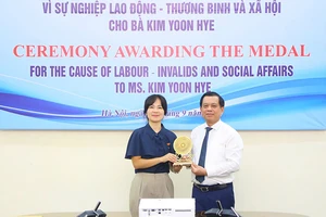 Trao tặng Kỷ niệm chương “Vì sự nghiệp lao động-thương binh và xã hội” cho Tùy viên lao động và việc làm Đại sứ quán Hàn Quốc tại Việt Nam Kim Yoon Hye. (Ảnh: Molisa)