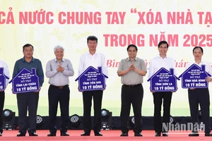 Thủ tướng Phạm Minh Chính, lãnh đạo Ủy ban Trung ương Mặt trận Tổ quốc Việt Nam trao kinh phí hỗ trợ từ Quỹ Vì người nghèo Trung ương cho 5 tỉnh Tây Bắc trong Lễ phát động phong trào thi đua cả nước chung tay xóa nhà tạm, nhà dột nát trên địa bàn cả nước trong năm 2025 tại Hòa Bình, ngày 13/4/2024. (Ảnh: TRẦN HẢI)