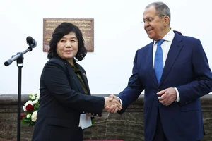 Bộ trưởng Ngoại giao Triều Tiên Choe Son Hui và Bộ trưởng Ngoại giao Nga Sergey Lavrov. (Ảnh TASS)