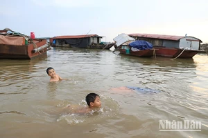 Trẻ em tập bơi tại làng chài Văn Đức, xã Văn Đức, huyện Gia Lâm, Hà Nội. (Ảnh THÀNH ĐẠT)