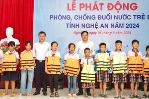 Tặng áo phao cho học sinh có hoàn cảnh khó khăn sống gần vùng sông, biển ở huyện Diễn Châu tại lễ phát động phòng, chống đuối nước trẻ em trên địa bàn tỉnh Nghệ An năm 2024, ngày 5/8/2024. (Ảnh: Báo Nghệ An)