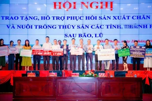 Bộ Nông nghiệp và Phát triển nông thôn phối hợp UBND thành phố Hải Phòng tổ chức hội nghị trao tặng, hỗ trợ phục hồi sản xuất chăn nuôi và nuôi trồng thủy sản các tỉnh, thành phố sau bão lũ.