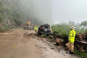 Sáng 4/8, đoạn quốc lộ đi qua địa bàn xã Tòng Đậu, huyện Tân Lạc, huyện Mai Châu có mưa, sương mù và đường trượt, sạt lở. Tại vị trí Km128+750-QL6, 1 xe ô tô bị nạn, rất may không có thiệt hại về người.