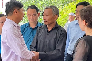 Đồng chí Phan Văn Anh thăm hỏi, động viên gia đình đoàn viên Trần Thị Thịnh.