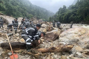 Cảnh sát cơ động đóng quân tại Lào Cai tổ chức xuống địa bàn làm nhiệm vụ cứu hộ, cứu nạn, khắc phục hậu quả sau mưa lũ.