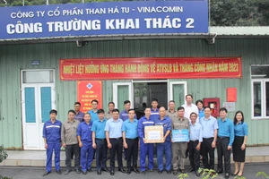 Công đoàn Than-Khoáng sản Việt Nam xuống tận khai trường thăm hỏi, tặng quà công nhân lao động nhân Tháng Công nhân 2023.