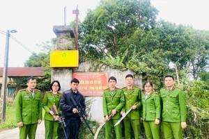 Điểm giao nộp vũ khí, vật liệu nổ, công cụ hỗ trợ Công an huyện Phú Xuyên (Hà Nội).