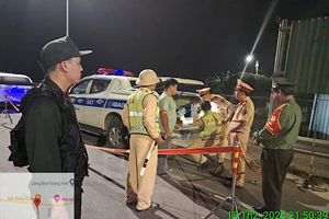 Xử phạt các lỗi vi phạm giao thông trên tuyến cao tốc Cam Lộ-La Sơn.