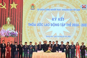 Tổng Giám đốc TKV Đặng Thanh Hải và Chủ tịch Công đoàn TKV Lê Thanh Xuân ký kết thỏa ước lao động tập thể giai đoạn 2024-2027.