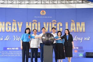 Nghi thức khai mạc Ngày hội việc làm dành cho lao động nữ tại tỉnh Bắc Ninh.