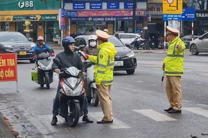 Lực lượng Cảnh sát giao thông tăng cường lập chốt kiểm tra nồng độ cồn.