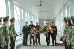 Đón Tổ công tác hoàn thành nhiệm vụ trở về tại sân bay Nội Bài.