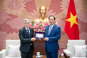 Phó Chủ tịch Quốc hội, Thượng tướng Trần Quang Phương tặng quà lưu niệm Đại sứ Ba Lan tại Việt Nam Aleksander Surdej.