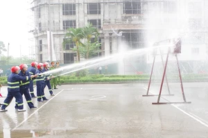 Hội thi nghiệp vụ chữa cháy và cứu nạn, cứu hộ “Tổ liên gia an toàn phòng cháy, chữa cháy” năm 2024 tại Hà Nam.