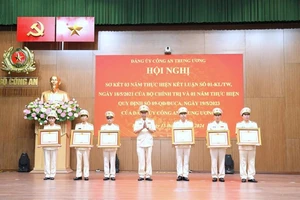 Thừa ủy quyền, Bộ trưởng Tô Lâm trao Bằng khen của Thủ tướng Chính phủ tặng 6 tập thể có thành tích xuất sắc.