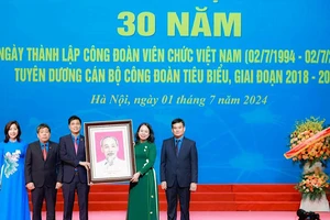 Phó Chủ tịch nước Võ Thị Ánh Xuân trao ảnh Chủ tịch Hồ Chí Minh tặng lãnh đạo Công đoàn Viên chức Việt Nam.