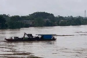 Hai tàu đã được lai dắt thành công vào bờ.