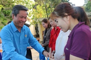 Phó Chủ tịch Tổng Liên đoàn Lao động Việt Nam Huỳnh Thanh Xuân tặng quà công nhân trước giờ lên tàu về quê đón Tết Giáp Thìn 2024.