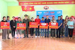 Đại tá Dương Đức Phong trao quà tặng bà con thôn Nậm Buông, xã Việt Vinh, huyện Bắc Quang.