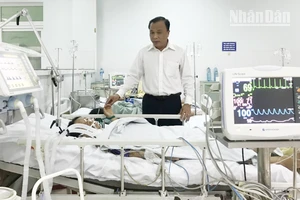 Giám đốc Sở Y tế Mai Văn Mười thăm hỏi bệnh nhân bị ngộ độc thực phẩm đang điều trị tại Bệnh viện đa khoa khu vực miền núi phía bắc Quảng Nam.