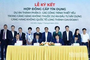 Thủ tướng Phạm Minh Chính chứng kiến ký kết giữa Tổng Công ty Cảng hàng không Việt Nam (ACV) với Ngân hàng Vietcombank, Ngân hàng BIDV, Ngân hàng Vietinbank