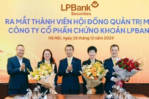 Ông Phạm Phú Khôi (giữa) – Chủ tịch LPBS trao hoa cho các thành viên HĐQT và Tổng Giám đốc LPBS