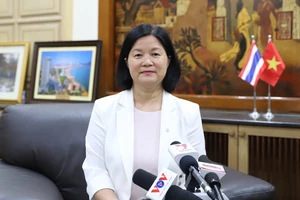 Đại biện lâm thời Đại sứ quán Việt Nam tại Thái Lan Bùi Thị Huệ trả lời phỏng vấn báo chí. 
