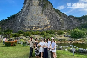 Một nhóm du khách Việt Nam tại Núi Phật vàng Khao Chee Chan, một địa điểm du lịch của Thái Lan tháng 6/2024. (Ảnh: XUÂN SƠN)