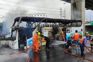 Các tình nguyện viên nỗ lực dập tắt đám cháy. (Ảnh: Fire & Rescue Thailand)