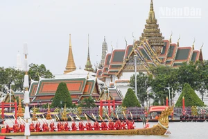 [Ảnh] Ngoạn mục lễ rước thuyền Hoàng gia trên sông Chao Phraya ở Bangkok