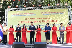 Lễ cắt băng khai mạc Triển lãm ảnh “Việt Nam hạnh phúc - Happy Vietnam” năm 2024 tại thủ đô Bangkok, Thái Lan. 