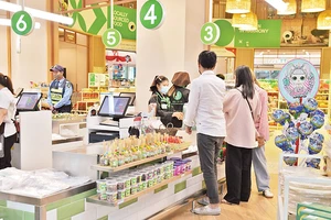 Rất đông khách tới mua hàng và ăn uống tại trung tâm ẩm thực, thương mại VT Namnueng
