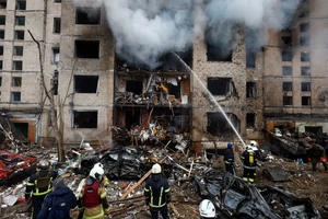Lính cứu hỏa chữa cháy tại một tòa nhà bị phá hủy do tên lửa tại Kyiv, Ukraine. Ảnh | Reuters - Valentyn Ogirenko