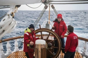 Đoàn thuyền viên trẻ tuổi đại biểu của nước Pháp trên hành trình đưa ngọn đuốc Thế vận hội vượt Địa Trung Hải. Ảnh | Caisse d’Epargne
