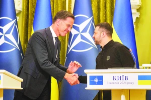 Tổng Thư ký NATO Mark Rutte (trái) và Tổng thống Ukraine Volodymyr Zelensky bắt tay sau cuộc họp báo tại Kiev ngày 3/10. Ảnh | AFP