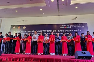 Các đại biểu cắt băng khai mạc chương trình.