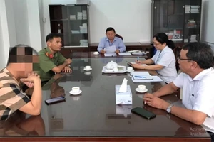 Thanh tra Sở Thông tin và Truyền thông thành phố Cần Thơ công bố quyết định xử phạt tạp chí.