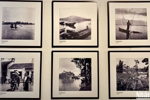 Triển lãm giới thiệu nhiều bức ảnh đen trắng về phong cảnh, đời sống Việt Nam thế kỷ trước.