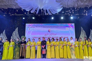 Các thành viên đầu tiên của Câu lạc bộ Di sản áo dài Việt Nam tỉnh Thái Nguyên ra mắt.