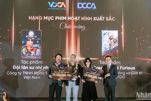 Tổng Biên tập Báo Nhân Dân Lê Quốc Minh và Nghệ sĩ nhân dân Phạm Ngọc Tuấn trao giải cho các đơn vị chiến thắng hạng mục Phim hoạt hình xuất sắc tại VCA 2023.
