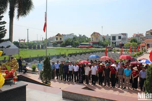 Đoàn công tác dâng hương tưởng niệm tại Nghĩa trang liệt sĩ xã Hà Thanh.