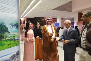 Đại sứ Việt Nam tại Saudi Arabia Đặng Xuân Dũng giới thiệu với các vị khách Trung Đông về di sản văn hóa Việt Nam.