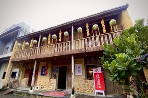 Một khách sạn với kiến trúc đậm sắc màu văn hóa dân tộc Choang tại Cửu Châu Cổ trấn 