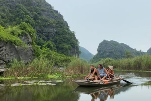 Hai du khách Pháp khám phá Khu bảo tồn thiên nhiên đất ngập nước Vân Long.