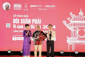 KTS Hoàng Đạo Kính nhận Giải thưởng Lớn - Vì tình yêu Hà Nội đúng dịp kỷ niệm 70 năm Ngày Giải phóng Thủ đô. Ảnh | HÀ NAM