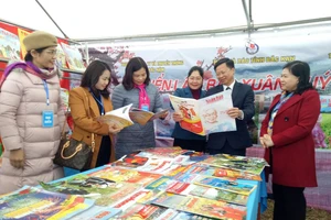 Lãnh đạo tỉnh Bắc Kạn thăm triển lãm báo Xuân tại lễ hội. 